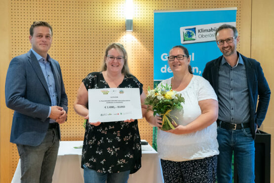 LR Stefan Kaineder bei der Preisübergabe mit Anita Wiesinger, Gudrun Bumberger und Norbert Rainer