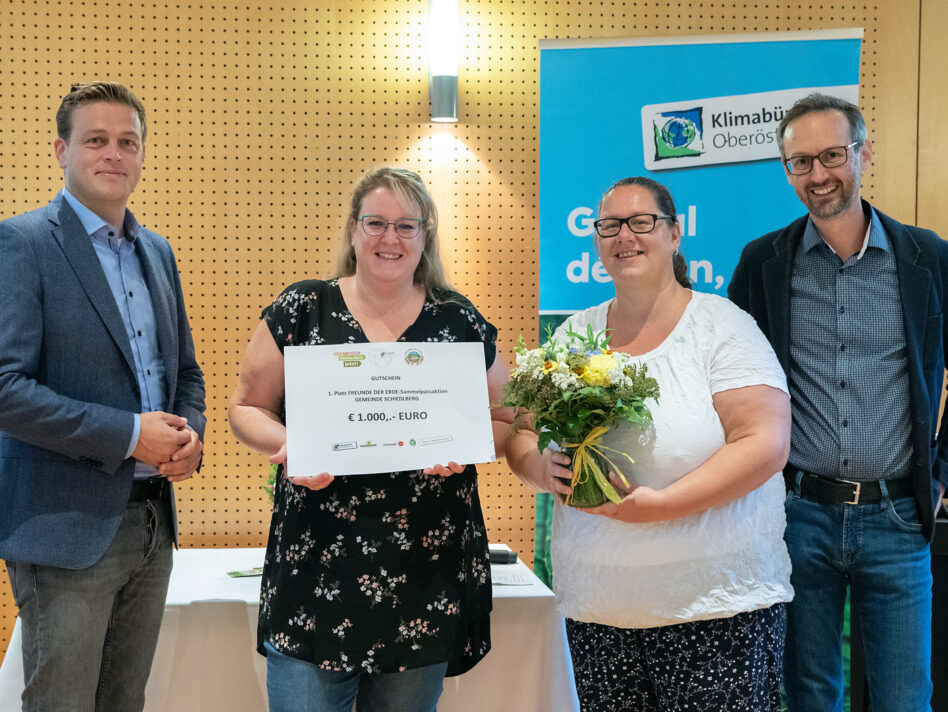 LR Stefan Kaineder bei der Preisübergabe mit Anita Wiesinger, Gudrun Bumberger und Norbert Rainer