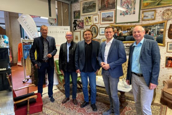 Fred Edlinger (Bereichsleiter ReVital), Dr. Alfred Grausgruber (Studienautor), Mag. Martin Zwicker (GF Volkshilfe Arbeitswelt GmbH), Landesrat Stefan Kaineder und DI Thomas Anderer (GF LAV) im ReVital-Café Kreisler*in in der Tabakfabrik