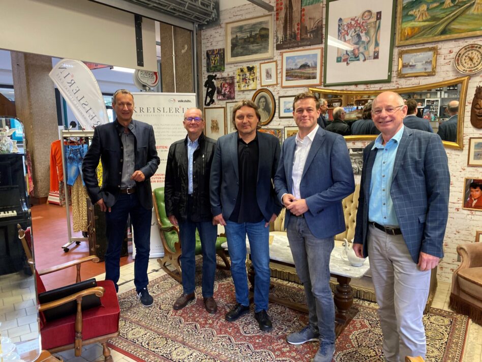 Fred Edlinger (Bereichsleiter ReVital), Dr. Alfred Grausgruber (Studienautor), Mag. Martin Zwicker (GF Volkshilfe Arbeitswelt GmbH), Landesrat Stefan Kaineder und DI Thomas Anderer (GF LAV) im ReVital-Café Kreisler*in in der Tabakfabrik