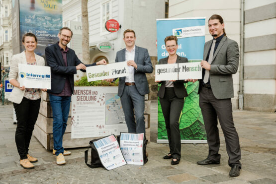 v.l.: Rahel Frisch (Klimabündnis OÖ), Norbert Rainer (Klimabündnis OÖ), Klima-Landesrat Stefan Kaineder, Umweltstadträtin Eva Schobesberger und Johannes Horak (Stadtklimatologe Linz)