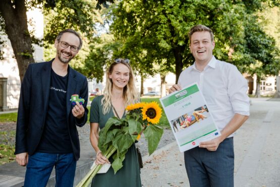 Norbert Rainer (Leiter Klimabündnis OÖ), Gewinnerin Tamara Reiter und Landesrat Stefan Kaineder