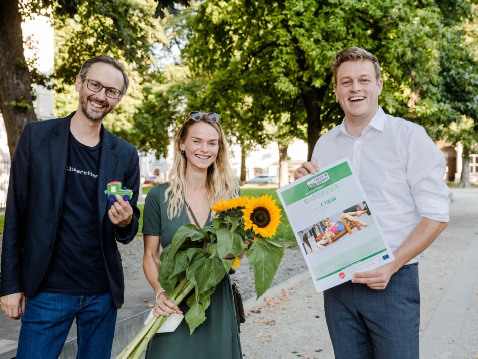 Norbert Rainer (Leiter Klimabündnis OÖ), Gewinnerin Tamara Reiter und Landesrat Stefan Kaineder