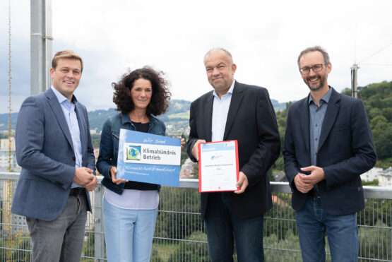 v.l.: Klima-Landesrat Stefan Kaineder, Landtagsabgeordnete Maria Buchmayr (JKU Stabstelle für Nachhaltigkeit), Rektor Meinhard Lukas (JKU) und Norbert Rainer (Klimabündnis OÖ)