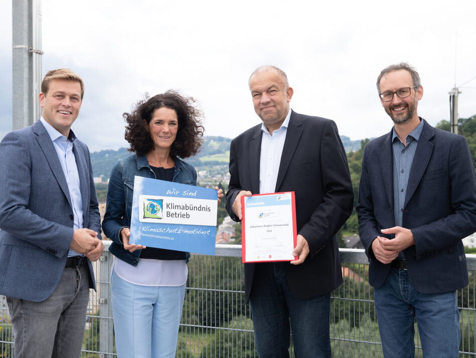 v.l.: Klima-Landesrat Stefan Kaineder, Landtagsabgeordnete Maria Buchmayr (JKU Stabstelle für Nachhaltigkeit), Rektor Meinhard Lukas (JKU) und Norbert Rainer (Klimabündnis OÖ)