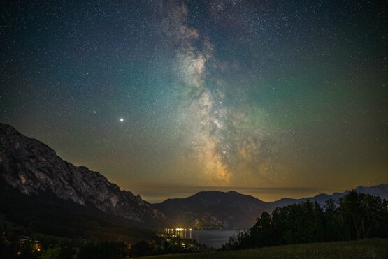 Eine Aufnahme des Nachthimmels im Dark Sky Park Attersee-Traunsee