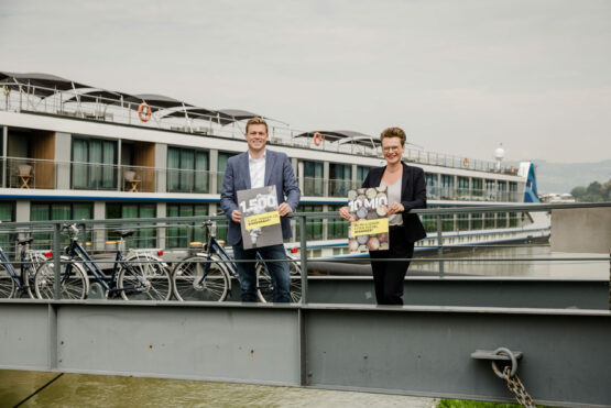 Klima-Landesrat Stefan Kaineder und die Linzer Umweltstadträtin freuen sich über Umweltförderung für die Landstromanlagen in Linz und Engelhartszell