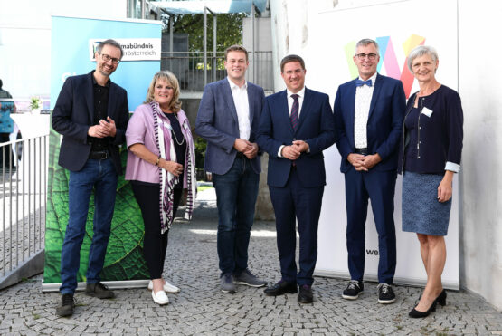 (v.l.) Mag. Norbert Rainer (Leiter Klimabündnis OÖ), Silvia Huber (Vize-Bürgermeisterin Wels), Stefan Kaineder (Klima-Landesrat), Dr. Andreas Rabl (Bürgermeister Wels), Andreas Wolter (Vorsitzender Klima-Bündnis, Bürgermeister Stadt Köln) und Katharina Seebacher (Mitgründerin Klimabündnis OÖ, Bürgermeisterin Schlierbach) bei der Internationalen Jahreskonferenz des Klima-Bündnis in Wels