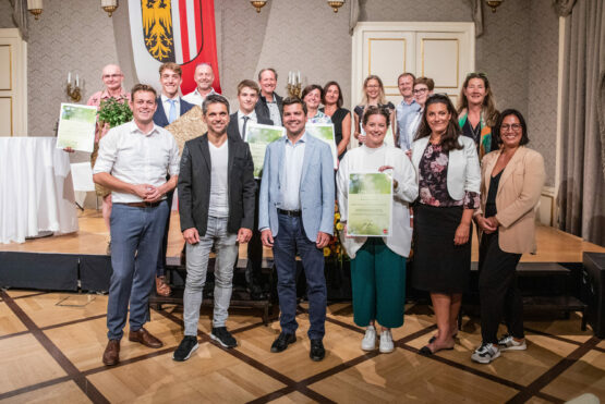 Landesrat Stefan Kaineder und Business Angel Michael Altrichter mit allen Preisträger/innen des Oö. Umweltpreises