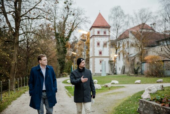 Stadtrat Thomas Rammerstorfer beim Austausch mit Landesrat Stefan Kaineder in Wels