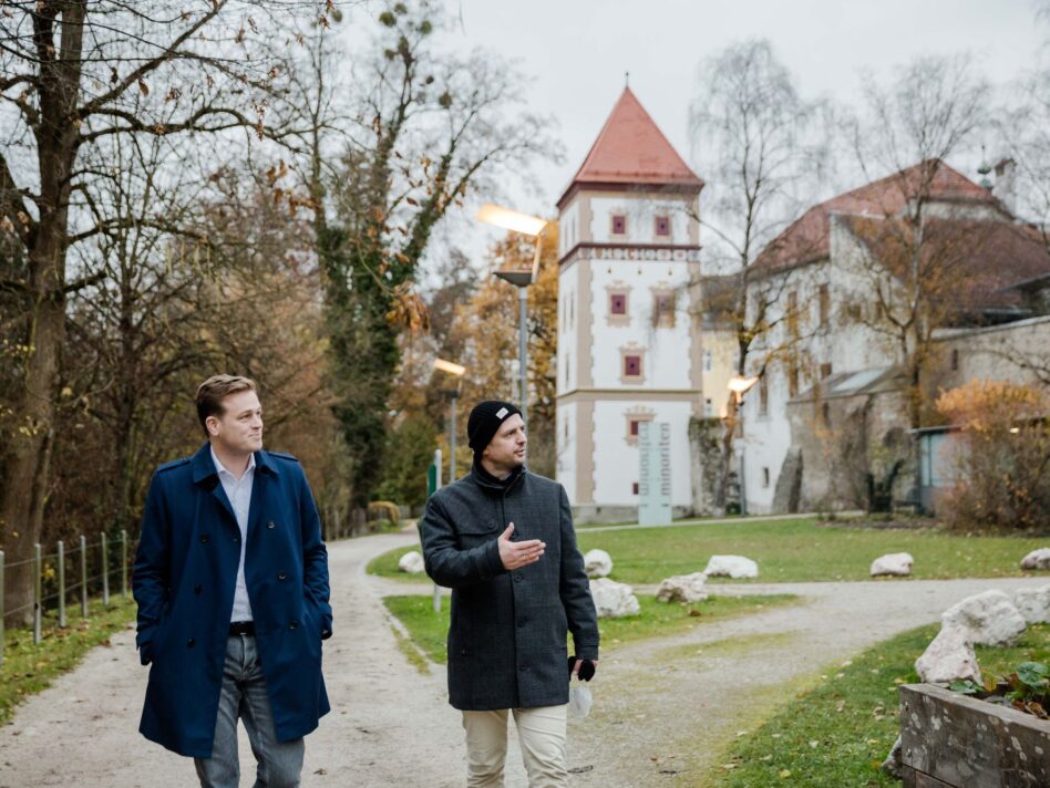 Stadtrat Thomas Rammerstorfer beim Austausch mit Landesrat Stefan Kaineder in Wels