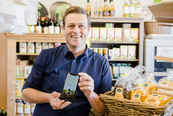 Umwelt- und Klimalandesrat Stefan Kaineder mit der Smartphone-App „Gutes Finden“