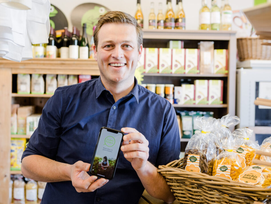 Umwelt- und Klimalandesrat Stefan Kaineder mit der Smartphone-App „Gutes Finden“