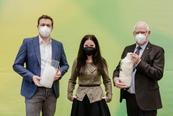 Umwelt- und Klima-Landesrat Stefan Kaineder mit Veronika Bohrn Mena (Initiative Lieferkettengesetz) und Peter Hildebrand (Geschäftsführer Betten Reiter)