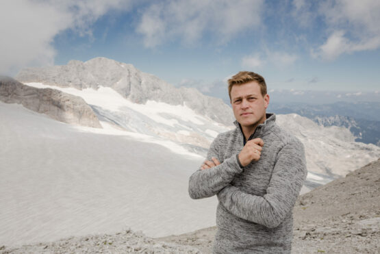 Landesrat Stefan Kaineder bei einem Lokalaugenschein am Dachstein-Gletscher