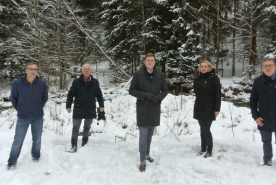Vize-Bürgermeister Manfred Lehner (Sandl), Alt-Bürgermeister Dr. Hubert Roiss (Windhaag b. Freistadt), Landesrat Stefan Kaineder, Bürgermeisterin Anita Gstöttenmayr (Leopoldschlag) und Bürgermeister Martin Kapeller (Windhaag b. Freistadt) beim Lokalaugenschein an der Maltsch