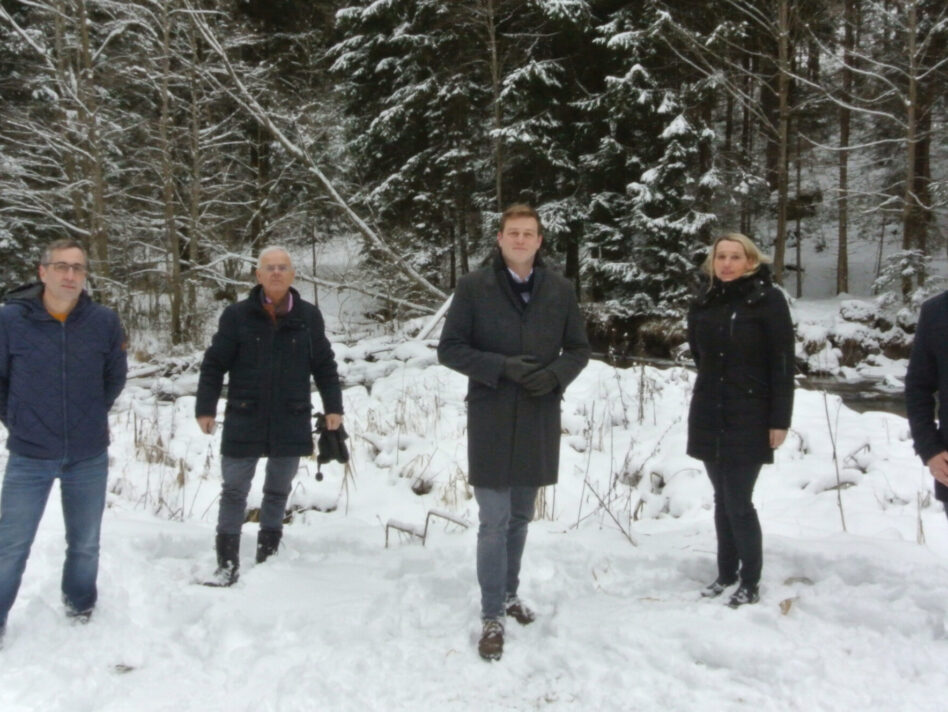 Vize-Bürgermeister Manfred Lehner (Sandl), Alt-Bürgermeister Dr. Hubert Roiss (Windhaag b. Freistadt), Landesrat Stefan Kaineder, Bürgermeisterin Anita Gstöttenmayr (Leopoldschlag) und Bürgermeister Martin Kapeller (Windhaag b. Freistadt) beim Lokalaugenschein an der Maltsch