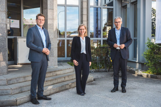 Umwelt und Klima-Landesrat Stefan Kaineder mit Klimaschutz-Ministerin Leonore Gewessler und DI Johann Eggerth, Leiter Vetropack Austria, beim Betriebsbesuch in Kremsmünster 2021
