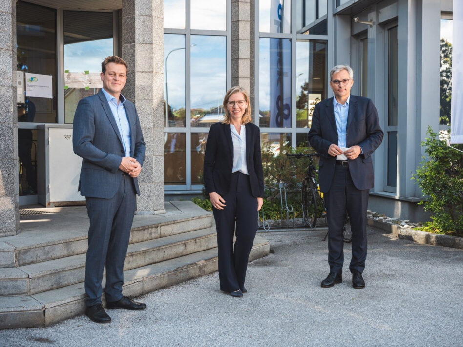 Umwelt und Klima-Landesrat Stefan Kaineder mit Klimaschutz-Ministerin Leonore Gewessler und DI Johann Eggerth, Leiter Vetropack Austria, beim Betriebsbesuch in Kremsmünster 2021