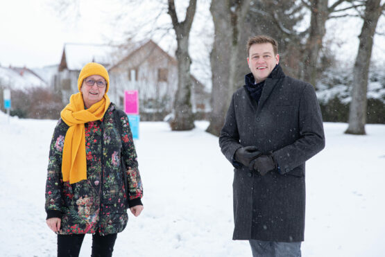 LAbg. Stadträtin Ulli Schwarz und Landesrat Stefan Kaineder im Park der Villa Sinnenreich in Rohrbach-Berg