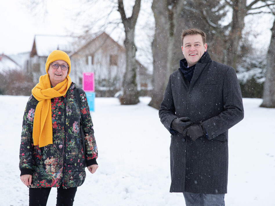 LAbg. Stadträtin Ulli Schwarz und Landesrat Stefan Kaineder im Park der Villa Sinnenreich in Rohrbach-Berg