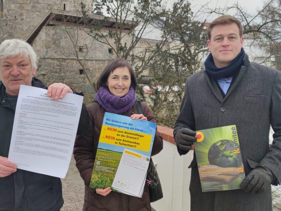 Manfred Doppler und Sandra Wagner vom Anti Atom Komitee in Freistadt mit Landesrat Stefan Kaineder