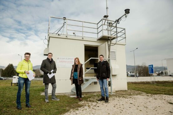 Klima-Stadträtin Mag.a Eva Schobesberger, Umwelt- und Klima-Landesrat Stefan Kaineder, Dr.in Kathrin Baumann-Stanzer (ZAMG) und Mag. Stefan Oitzl (Klimaexperte Land OÖ) beim Lokalaugenschein bei der Messstelle 24er Turm des Landes OÖ in Urfahr