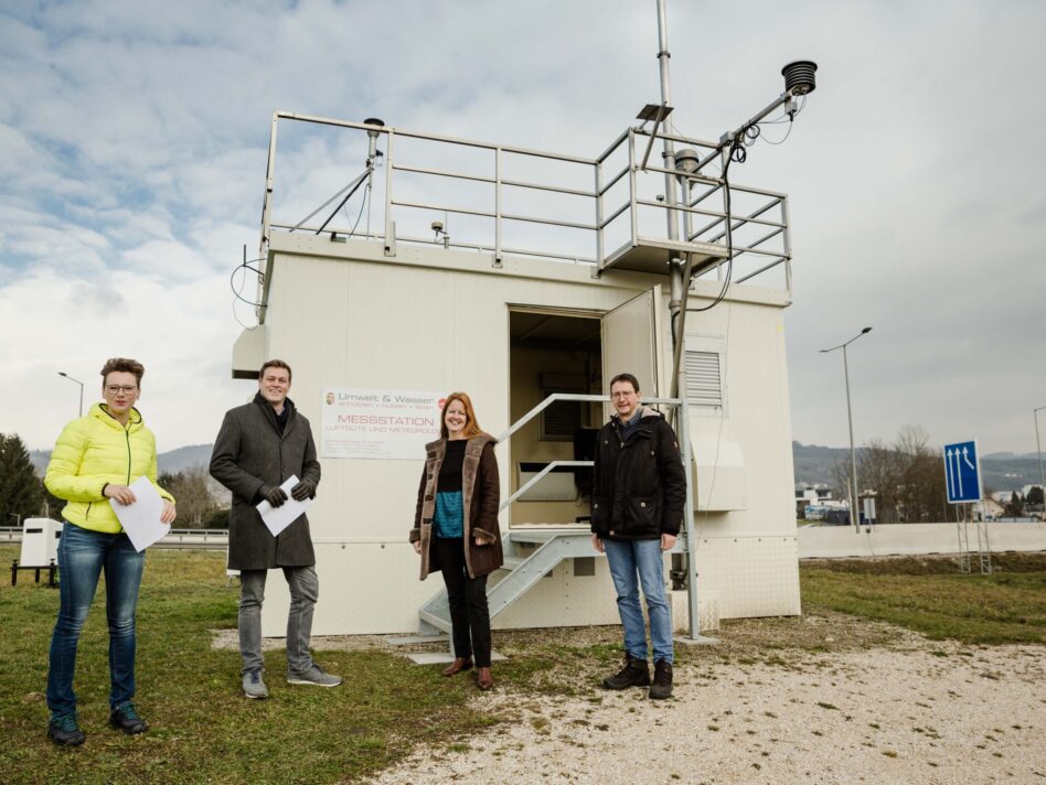 Klima-Stadträtin Mag.a Eva Schobesberger, Umwelt- und Klima-Landesrat Stefan Kaineder, Dr.in Kathrin Baumann-Stanzer (ZAMG) und Mag. Stefan Oitzl (Klimaexperte Land OÖ) beim Lokalaugenschein bei der Messstelle 24er Turm des Landes OÖ in Urfahr