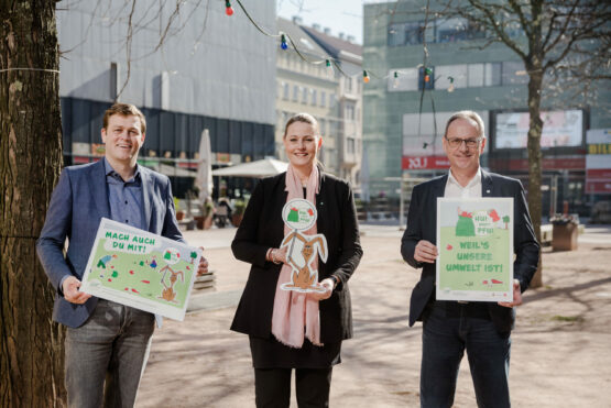 Umwelt- und Klima-Landesrat Stefan Kaineder, Stadträtin Mag.a Katrin Auer (1. Stv. Vorsitzende LAV) und Bürgermeister Roland Wohlmuth (Vorsitzender LAV) zum Start von „Hui statt Pfui“ – der landesweiten Aktion für ein sauberes Oberösterreich