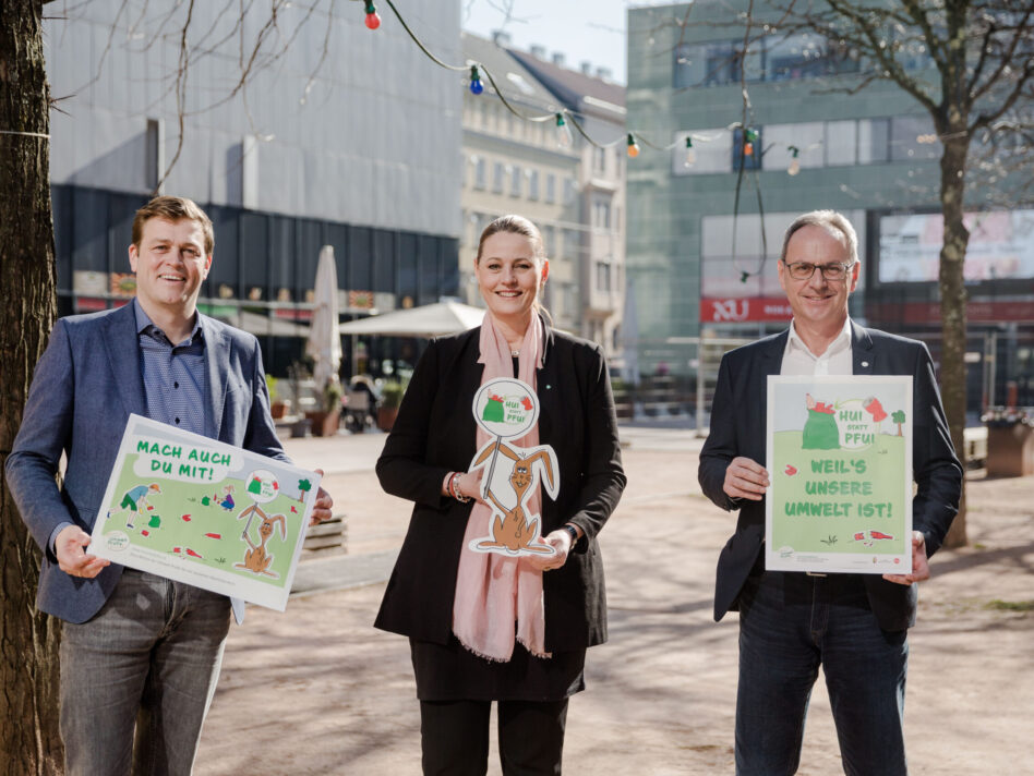 Umwelt- und Klima-Landesrat Stefan Kaineder, Stadträtin Mag.a Katrin Auer (1. Stv. Vorsitzende LAV) und Bürgermeister Roland Wohlmuth (Vorsitzender LAV) zum Start von „Hui statt Pfui“ – der landesweiten Aktion für ein sauberes Oberösterreich