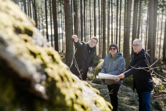 Umwelt- und Klima-Landesrat Stefan Kaineder mit den Engelhartszeller Gemeinderäten Gerald Zauner und Richard Königseder beim Lokalaugenschein in Stadl