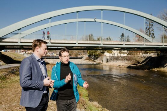 Gemeinsam mit dem Chef des Gewässerbezirkes Linz und Wasserbauexperten, DI Franz Gillinger, besichtigt Umwelt- und Klimalandesrat Stefan Kaineder Hochwasserschutzanlagen in Schwertberg