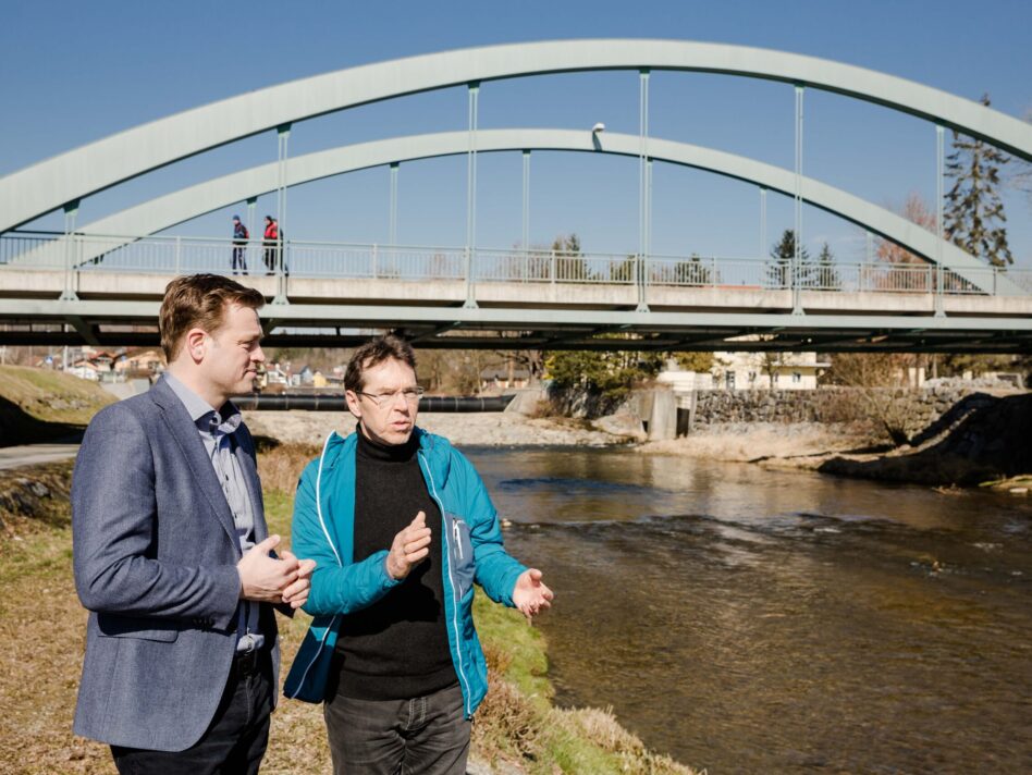 Gemeinsam mit dem Chef des Gewässerbezirkes Linz und Wasserbauexperten, DI Franz Gillinger, besichtigt Umwelt- und Klimalandesrat Stefan Kaineder Hochwasserschutzanlagen in Schwertberg