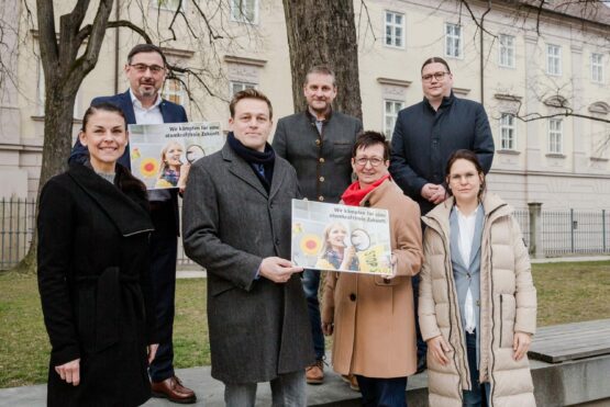 Dagmar Häusler BSc, Klaus Mühlbacher, Landesrat Stefan Kaineder, David Schiessl, Ulrike Schwarz, Thomas Antlinger B.Ed.Univ. und Mag.a Dr.in Julia Bammer (v.l.)  sind sich einig im Kampf gegen Atomkraft