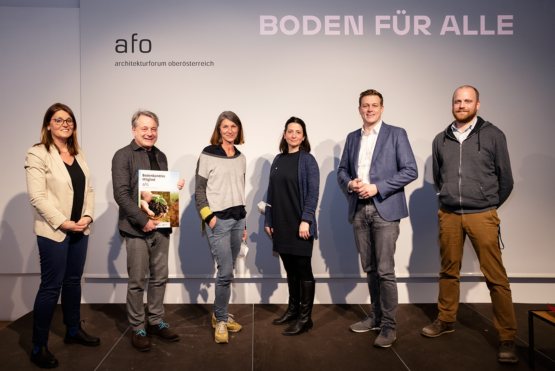 Aufnahme des afo zum Bodenbündnis: Gerlinde Larndorfer-Armbruster (Bodenbündnis OÖ), Ulrich Aspetsberger (Obmann afo), Katharina Ritter & Karoline Mayer (Kuratorinnen), Landesrat Stefan Kaineder, Franz Koppelstätter (Leiter afo)