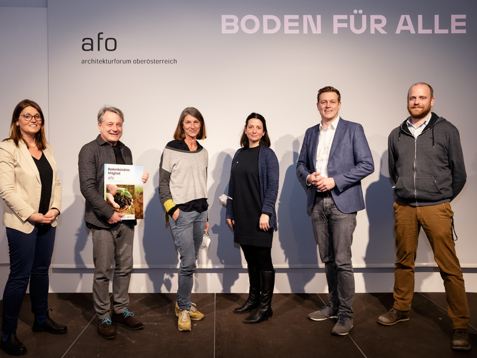 Aufnahme des afo zum Bodenbündnis: Gerlinde Larndorfer-Armbruster (Bodenbündnis OÖ), Ulrich Aspetsberger (Obmann afo), Katharina Ritter & Karoline Mayer (Kuratorinnen), Landesrat Stefan Kaineder, Franz Koppelstätter (Leiter afo)