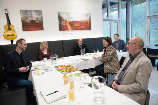 2 v.l.: Mag. Norbert Rainer (Klimabündnis OÖ), Dr.in Charlotte Hermann (Israelitische Kultusgemeinde Linz), Heribert Ableidinger-Schachinger (Welthaus Linz), Dr. Gerold Lehner (Evangelische Diözese OÖ), Mag.a Gabriele Eder-Cakl (Pastoralamt der Diözese Linz) und Umwelt- und Klima-Landesrat Stefan Kaineder beim „Biofairen Frühstück“