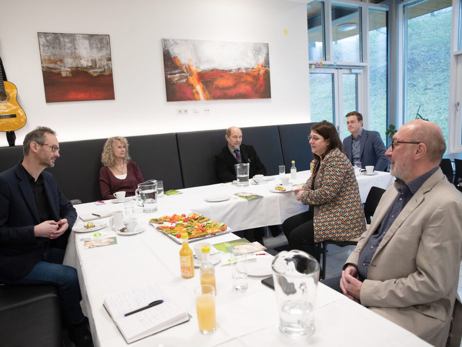 2 v.l.: Mag. Norbert Rainer (Klimabündnis OÖ), Dr.in Charlotte Hermann (Israelitische Kultusgemeinde Linz), Heribert Ableidinger-Schachinger (Welthaus Linz), Dr. Gerold Lehner (Evangelische Diözese OÖ), Mag.a Gabriele Eder-Cakl (Pastoralamt der Diözese Linz) und Umwelt- und Klima-Landesrat Stefan Kaineder beim „Biofairen Frühstück“