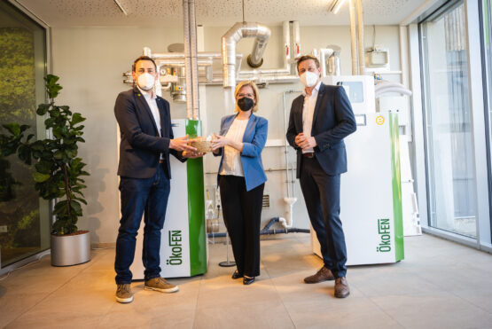 Stefan Ortner (Geschäftsführer ÖkoFEN) mit Klimaschutzministerin Leonore Gewessler, BA und Umwelt- und Klima-Landesrat Stefan Kaineder beim Betriebsbesuch in Niederkappel.