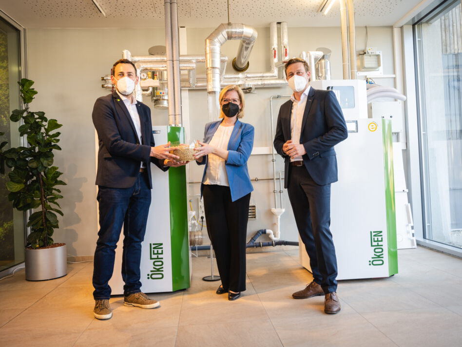 Stefan Ortner (Geschäftsführer ÖkoFEN) mit Klimaschutzministerin Leonore Gewessler, BA und Umwelt- und Klima-Landesrat Stefan Kaineder beim Betriebsbesuch in Niederkappel.