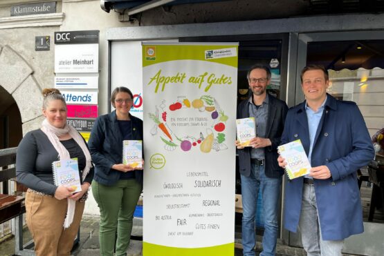 Mag.a Barbara Aichinger (FoodCoop Tischlein deck dich, Michaelnbach), Mag.a Barbara Riegler (stv. Obfrau BIO AUSTRIA OÖ), Mag. Norbert Rainer (Leiter Klimabündnis OÖ) und Umwelt- und Klima-Landesrat Stefan Kaineder haben gemeinsam das neue Handbuch präsentiert