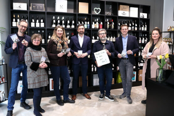 Mag. Norbert Rainer, Judith Pichlmann, Mag.a Sonja Pickhardt-Kröpfel, Bgm. Peter Schobesberger MSc, Christoph Hatheier, Landesrat Stefan Kaineder und Ulli Meinhart mit dem Vöcklabrucker Einkaufsführer