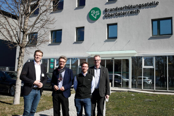 Umwelt- und Klima-Landesrat Stefan Kaineder mit GF DI Dr. Arthur Eisenbeiss, Dipl. Ing. Mathias Laudacher und Ing. Karl Wagner beim Besuch der Brandverhütungsstelle Oberösterreich