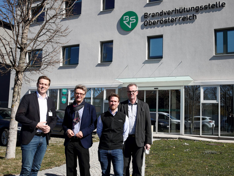 Umwelt- und Klima-Landesrat Stefan Kaineder mit GF DI Dr. Arthur Eisenbeiss, Dipl. Ing. Mathias Laudacher und Ing. Karl Wagner beim Besuch der Brandverhütungsstelle Oberösterreich