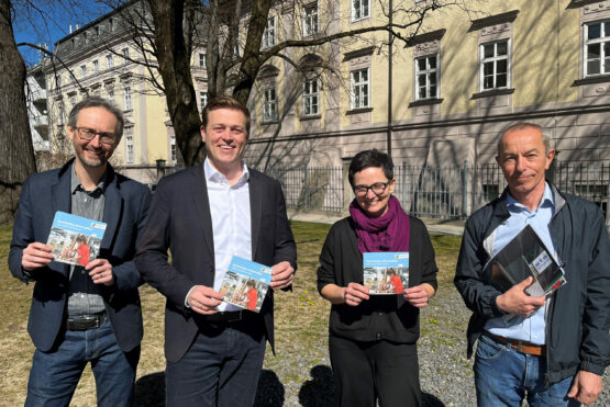 Mag. Norbert Rainer (Klimabündnis OÖ), Umwelt- und Klima-Landesrat Stefan Kaineder, Mag.a Christina Huber-Prunthaller (MASI) und Bmstr. Ing. Johann Staudinger (STS Fertigteile) freuen sich über ein großes Netzwerk der Klimabündnis-Betriebe in OÖ (v.l.)