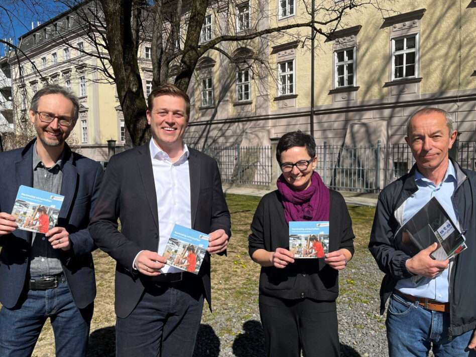 Mag. Norbert Rainer (Klimabündnis OÖ), Umwelt- und Klima-Landesrat Stefan Kaineder, Mag.a Christina Huber-Prunthaller (MASI) und Bmstr. Ing. Johann Staudinger (STS Fertigteile) freuen sich über ein großes Netzwerk der Klimabündnis-Betriebe in OÖ (v.l.)