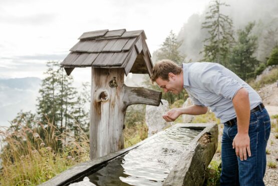Umwelt- und Klima-Landesrat Stefan Kaineder genießt frisches, oberösterreichisches Wasser