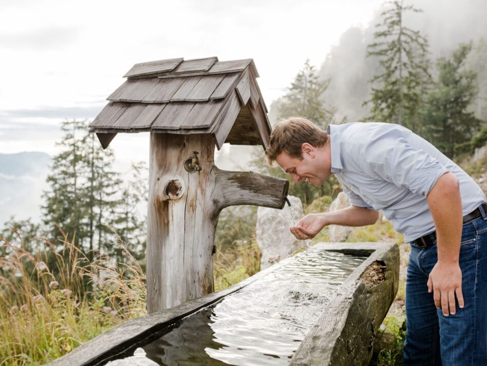 Umwelt- und Klima-Landesrat Stefan Kaineder genießt frisches, oberösterreichisches Wasser