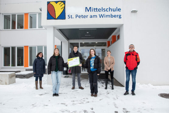 Mag.a Karen Gilhofer (Klimabündnis OÖ) und Umwelt- und Klima-Landesrat überreichten Direktor Wilhelm Tanzer und den engagierten Schülerinnen der NMS St. Peter/Wimberg das Preisgeld
