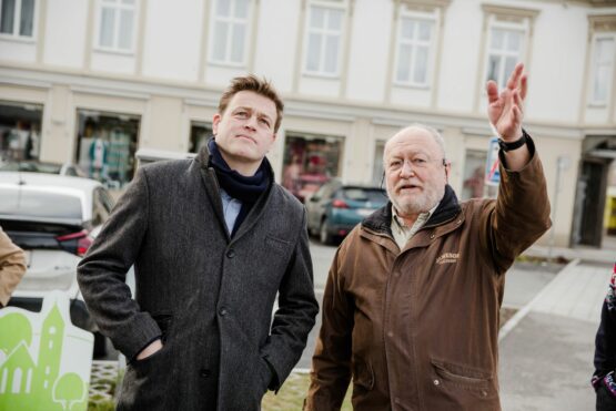 Klima- und Umwelt-Landesrat Stefan Kaineder mit dem Perger Stadtrat Franz Baumann
